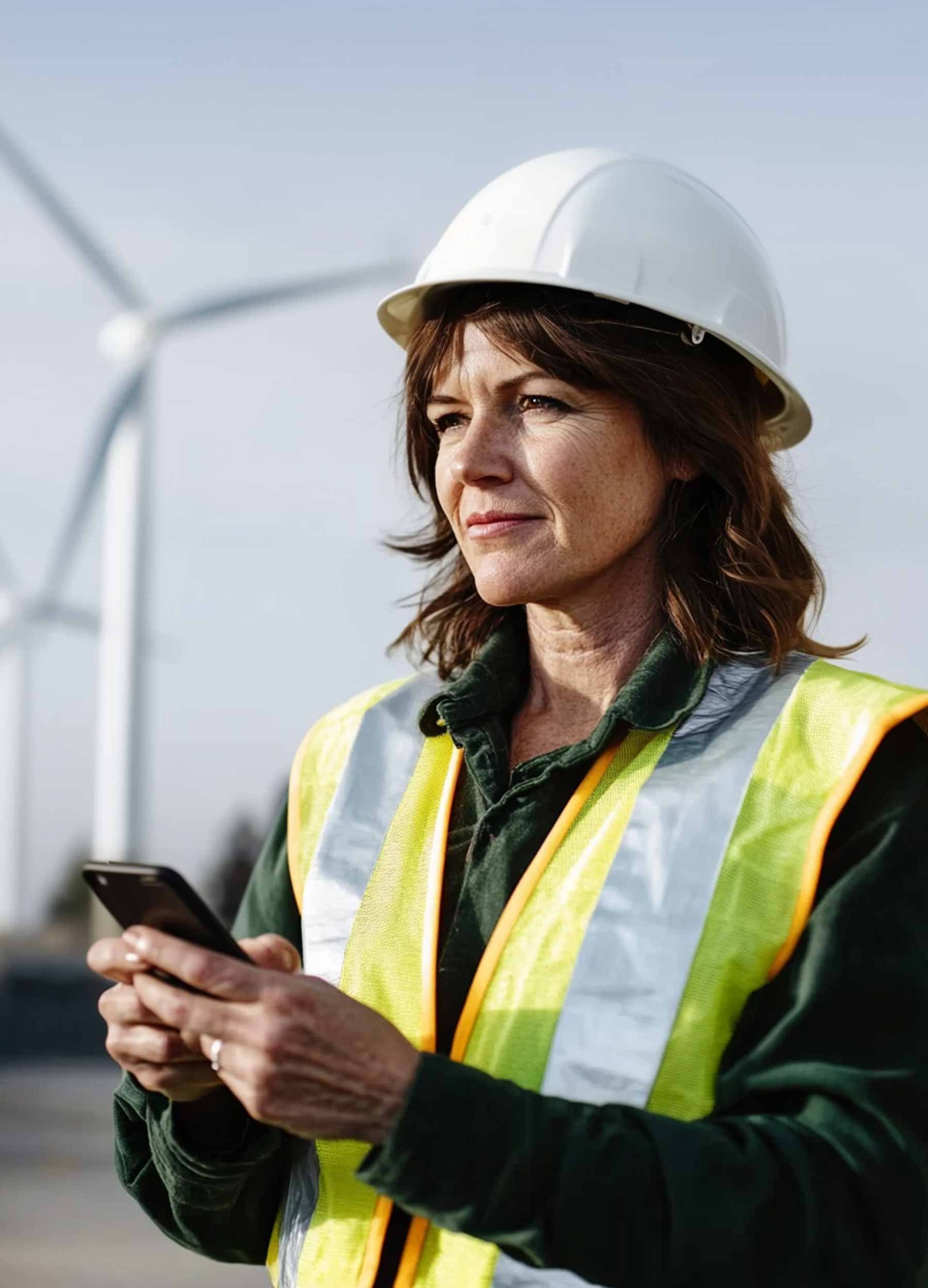 Branche Kritische Infrastruktur Frau mit Helm__groß_3